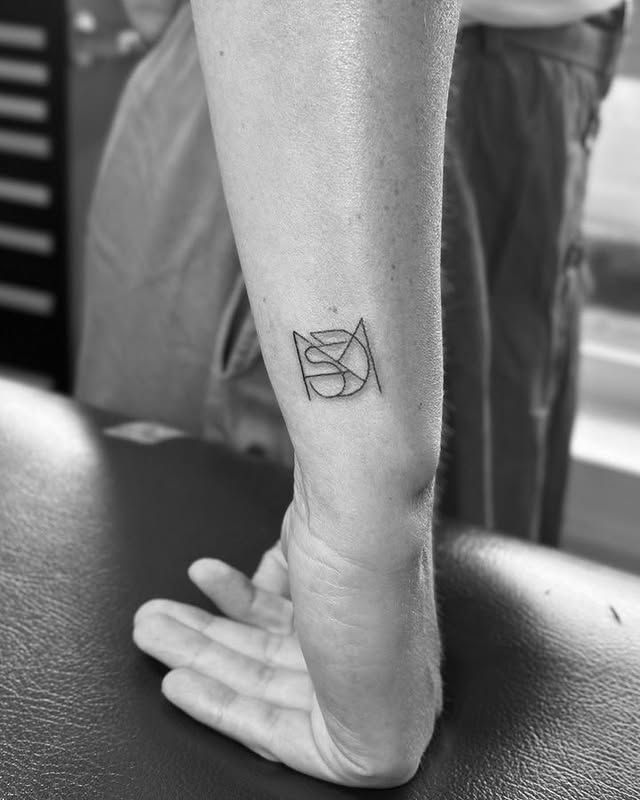 Custom minimalist monogram by Alanne Dias: a personalized symbol for tattoos or framing, featuring bespoke brand identity and strategic design.